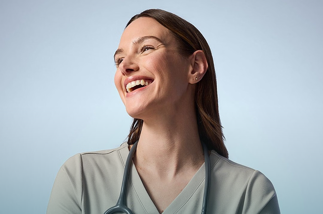 Profesional del sector salud sonriendo